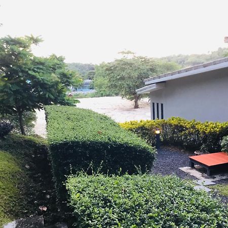 Koh Sirey Beachfront Pool Villa 푸껫 외부 사진