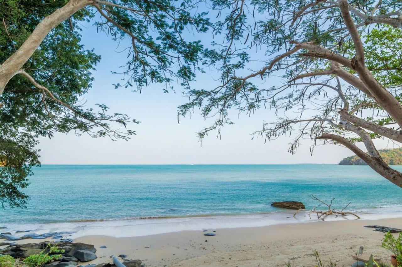 Koh Sirey Beachfront Pool Villa 푸껫 외부 사진