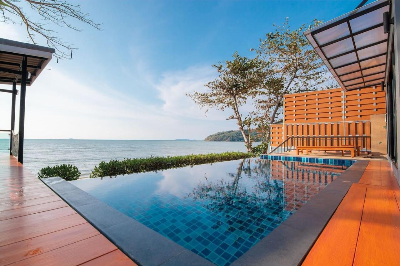 Koh Sirey Beachfront Pool Villa 푸껫 외부 사진