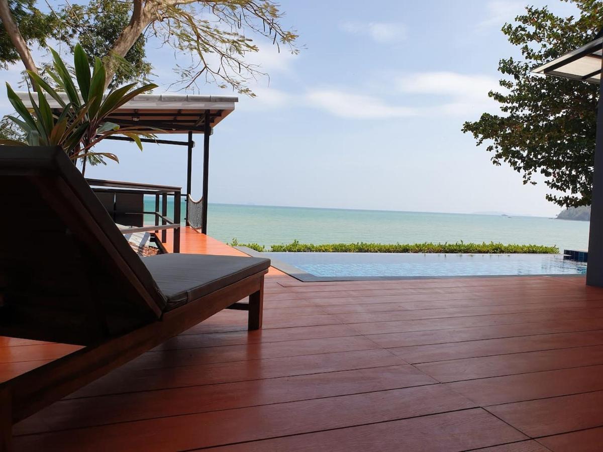 Koh Sirey Beachfront Pool Villa 푸껫 외부 사진