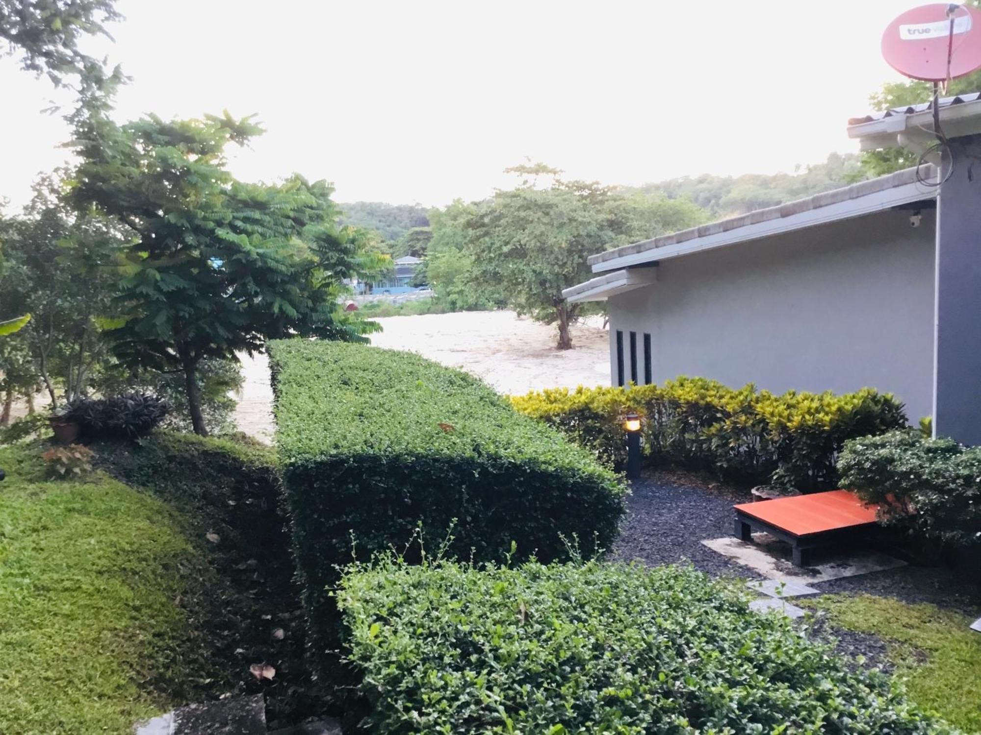 Koh Sirey Beachfront Pool Villa 푸껫 외부 사진